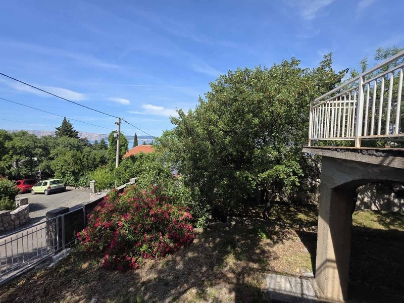 Trädgårdsområde med utsikt