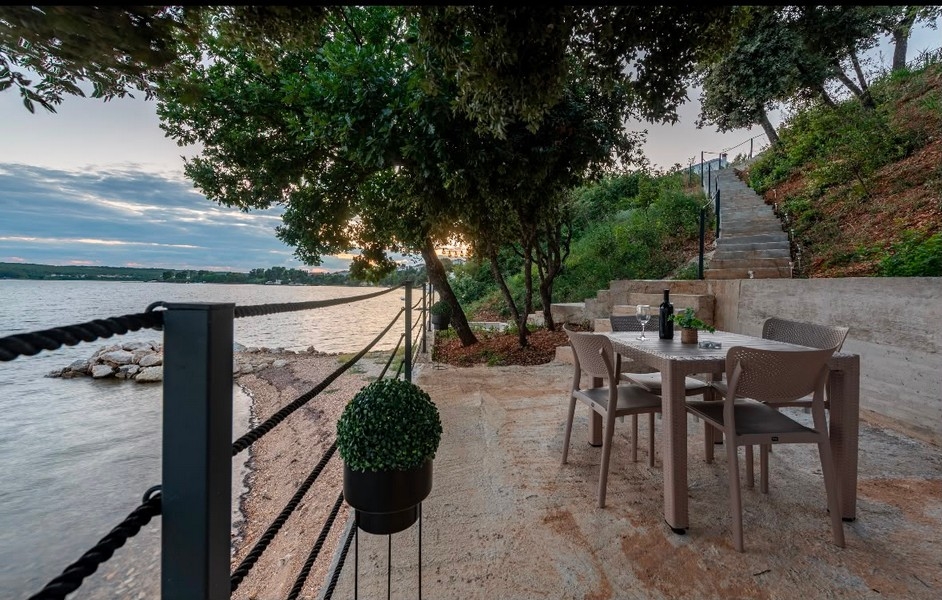 Sittgrupp på stranden i Posedarje i Kroatien