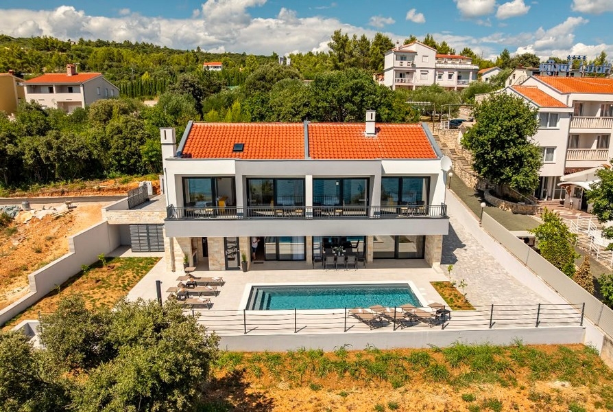 Lyxvilla med pool nära havet i Kroatien