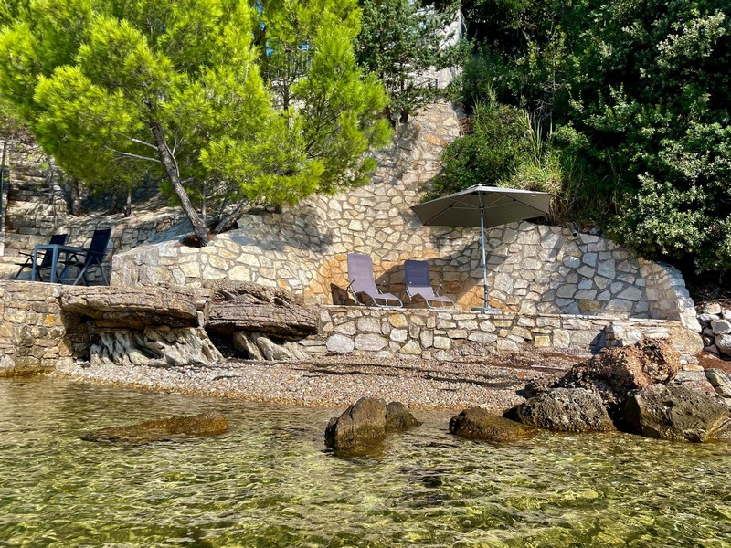 Natursten terrasser på stranden med områden för solbad