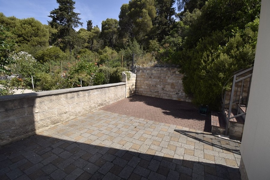 Asfalterad uteplats vid huset i Kroatien