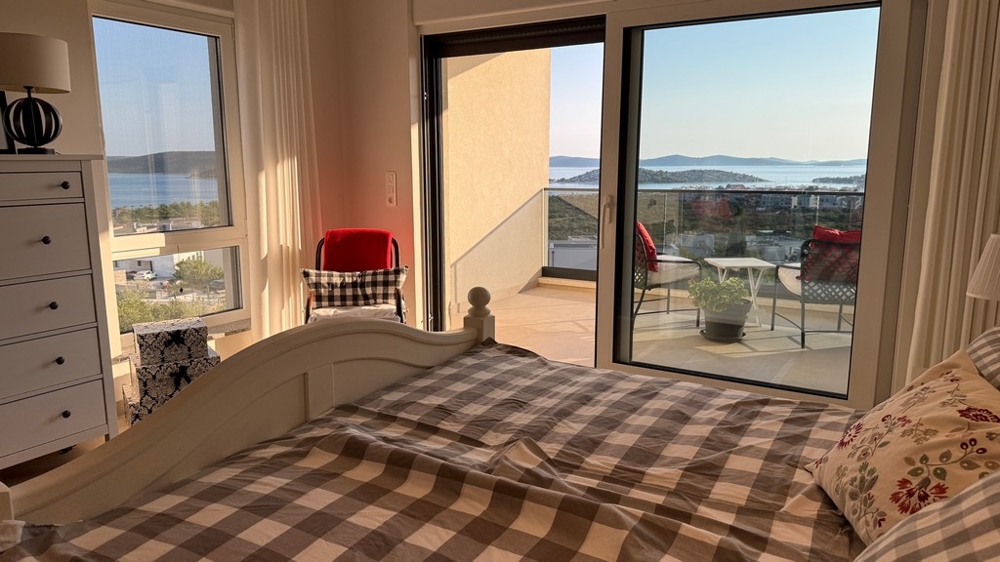 Sovrum med terrass och havsutsikt Kroatien