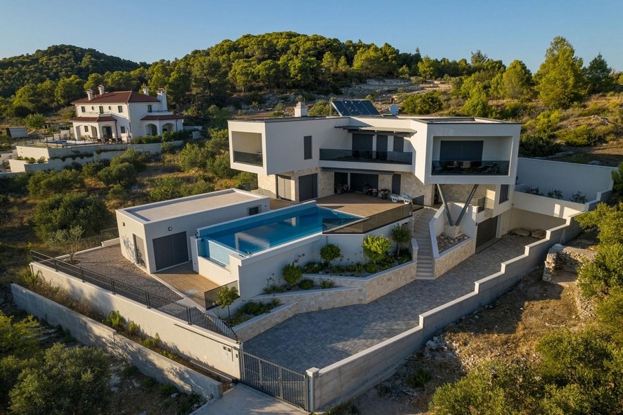 Flygfoto över modern villa med pool i Vodice