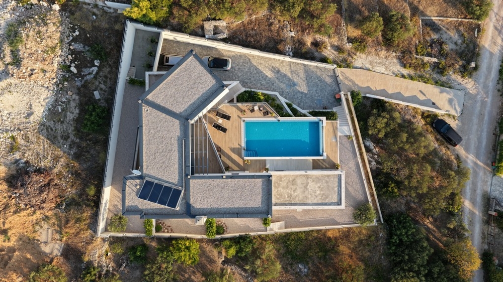 Villa med pool och tomt från fågelperspektiv