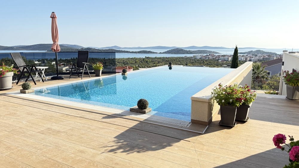 Poolområde med utsikt över öarna utanför Vodice