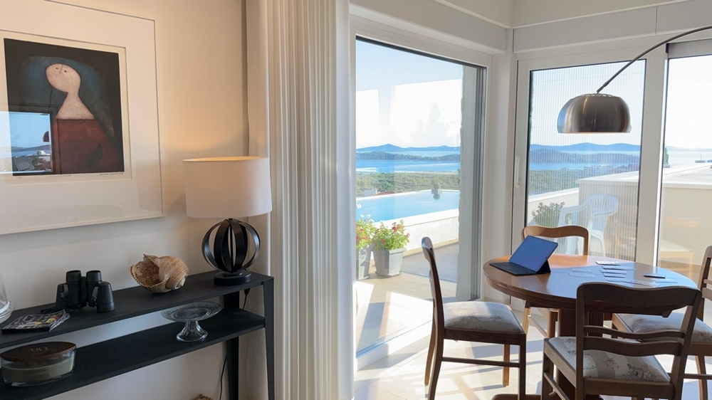 Vardagsrum med tillgång till terrass och havsutsikt