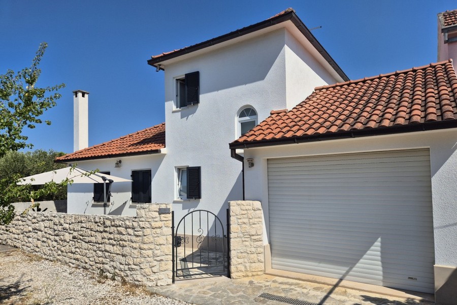 Parhus med garage och naturstensmur i Kroatien