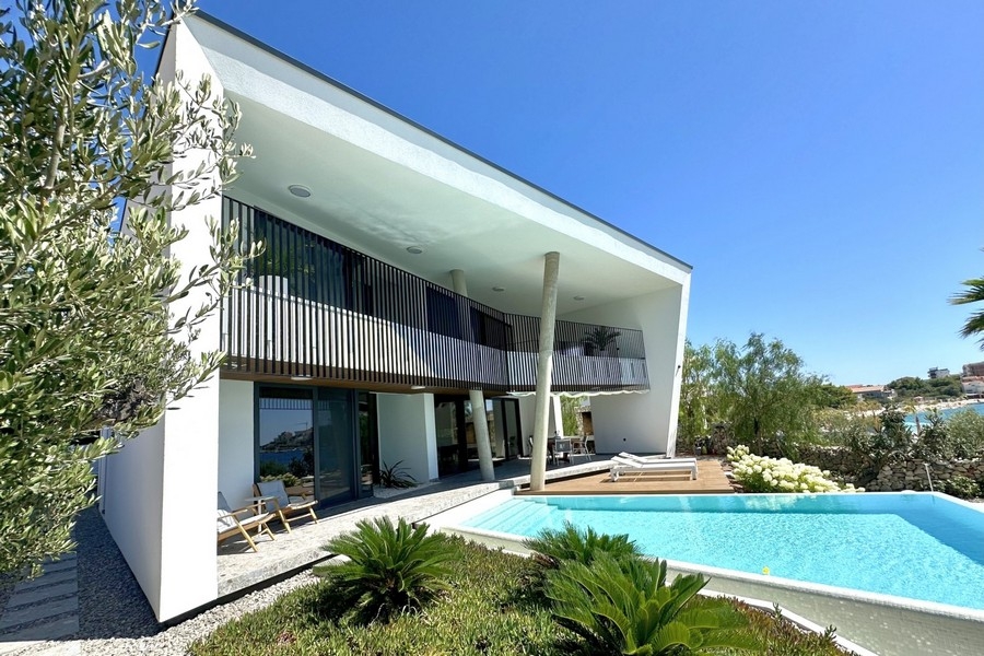 Modern designvilla med infinitypool i Kroatien