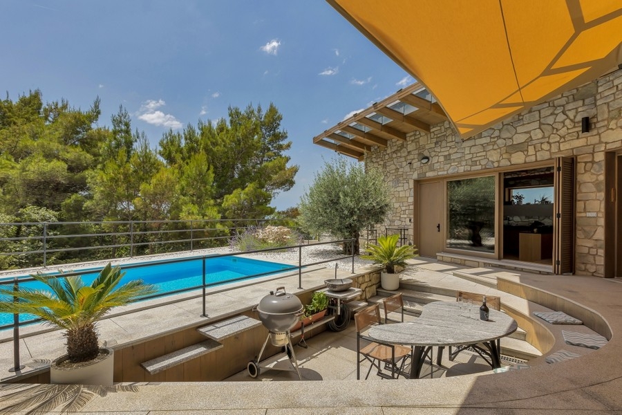 Terrass med pool och medelhavsväxter i Kroatien