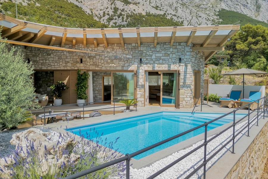 Villa i Kroatien med pool och solstolar