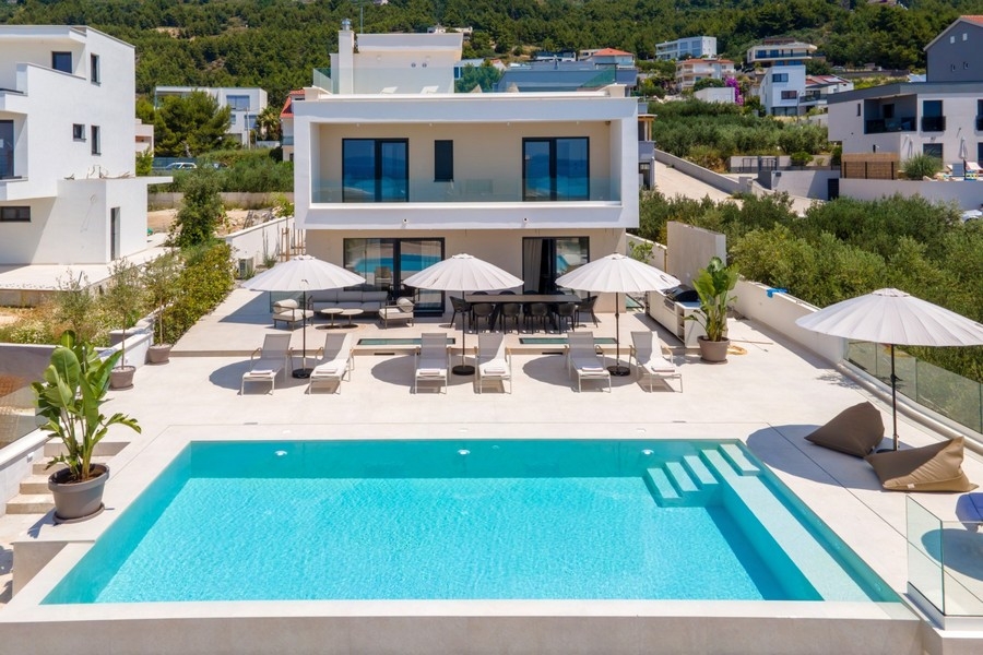 Flygfoto över villa med pool i Kroatien