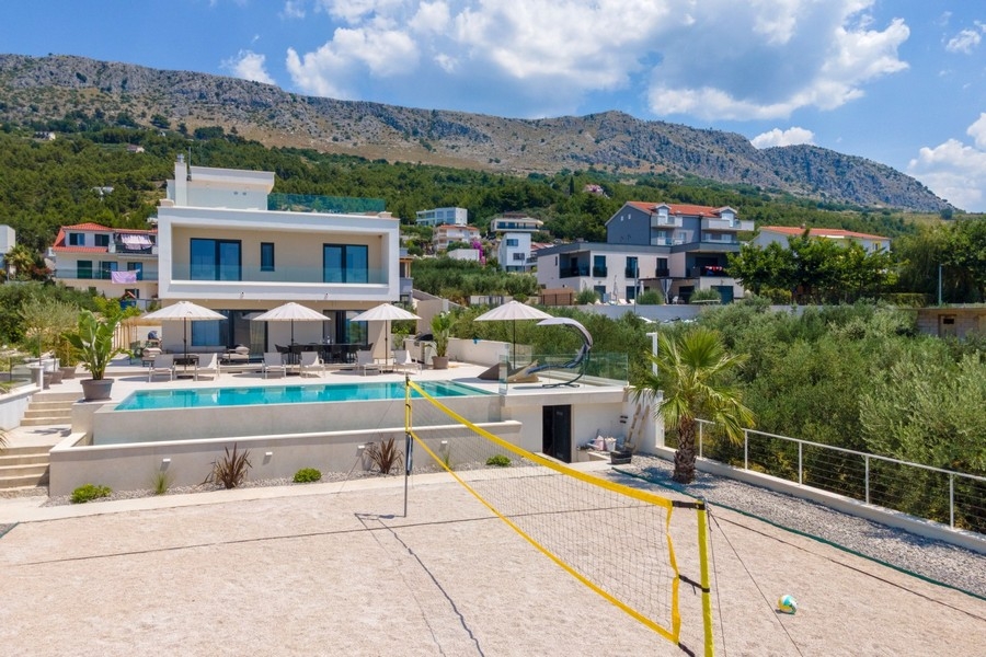 Villa med pool framför berg i bakgrunden