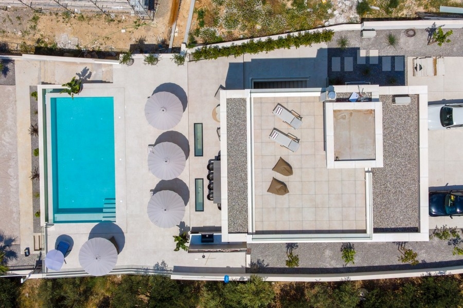 Flygfoto över villa och poolterrass