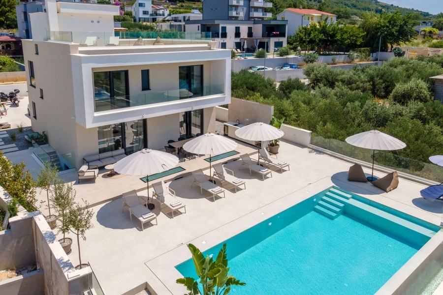 Villa med pool och solterrass i Kroatien