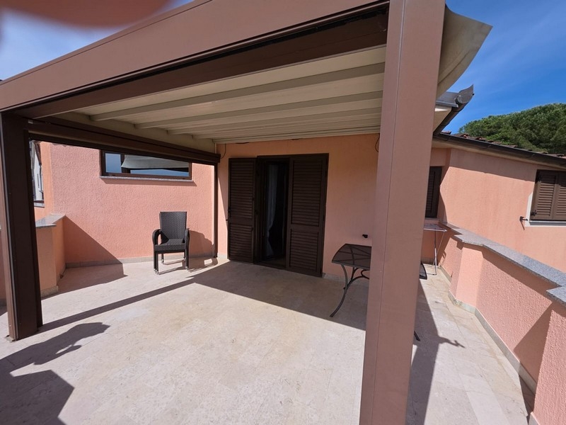 Stor täckt terrass med pergola