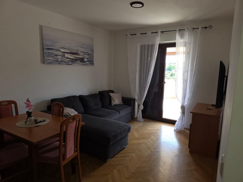 Vardagsrum med soffa och utgång till altan