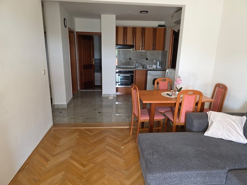 Öppet vardagsrum med kök i hus i Kroatien