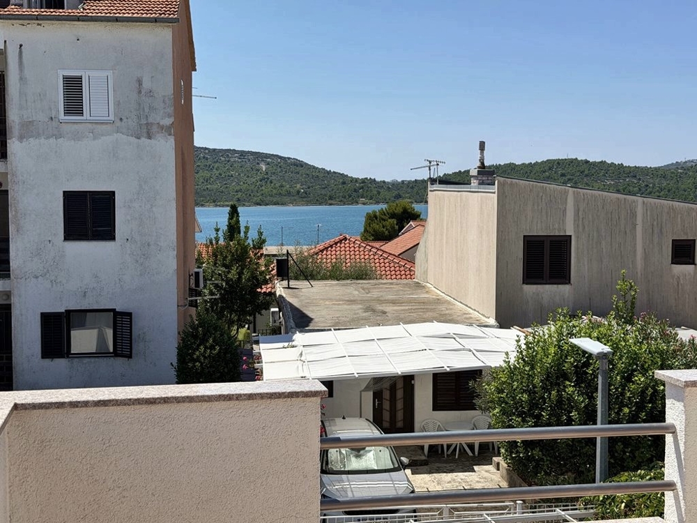 Havsutsikt över Pirovac-bukten