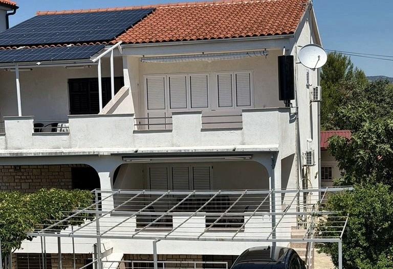 Husets fasad med täckta terrasser