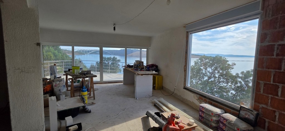 Vardagsrum under renovering med havsutsikt