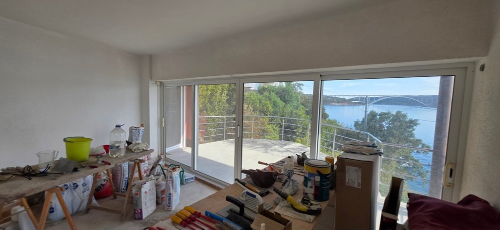 Interiör med panoramafönster och utsikt över Krk-bron