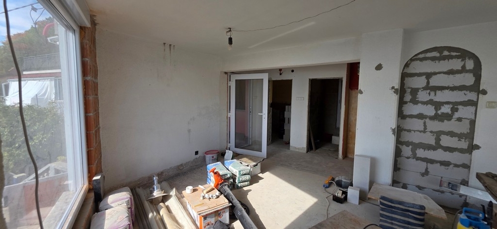 Inredning med öppen vardagsrumsdel under renovering