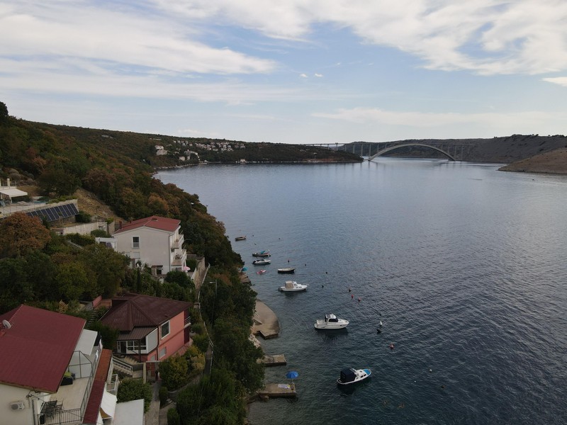 Kraljevicabukten med Krk-bron i Kroatien