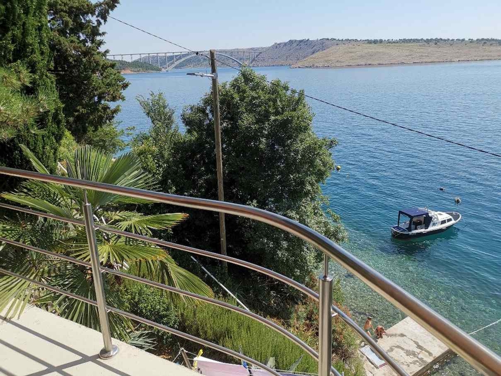 Utsikt från balkongen över havet och Krk-bron