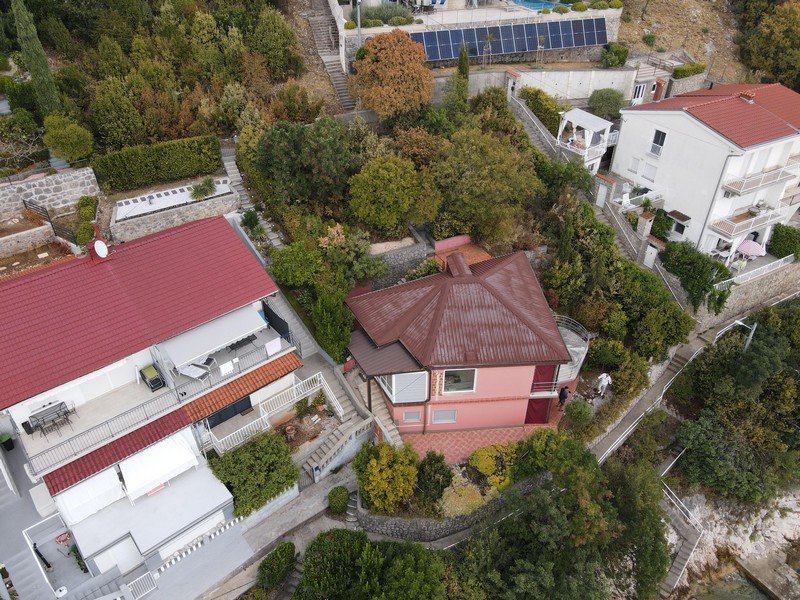 Flygfoto över huset och fastigheten