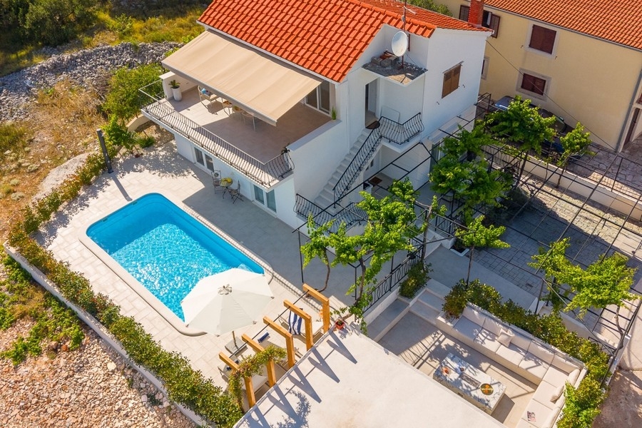 Villa med pool och trädgård i Kroatien från ovan