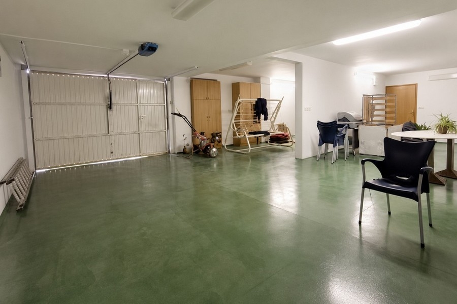 Garage med angränsande sidorum
