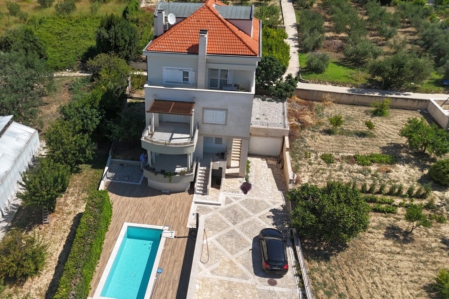 Flygfoto över hus med pool i Podstrana