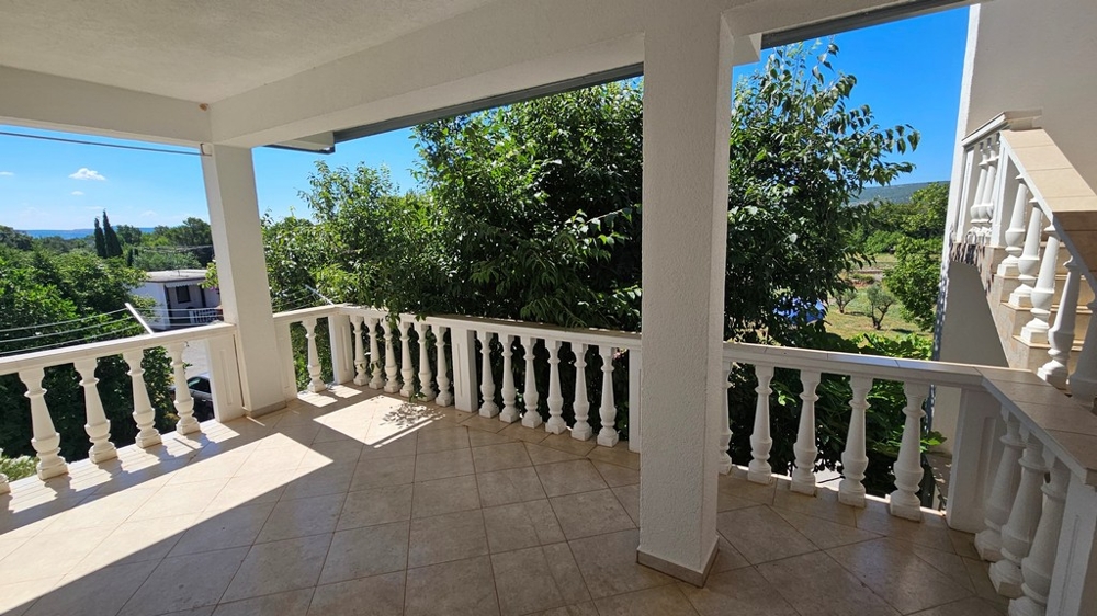 Övertäckt terrass med balustrad