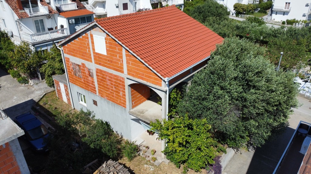 Utsikt över skalet med ett rött tegeltak i Orebic