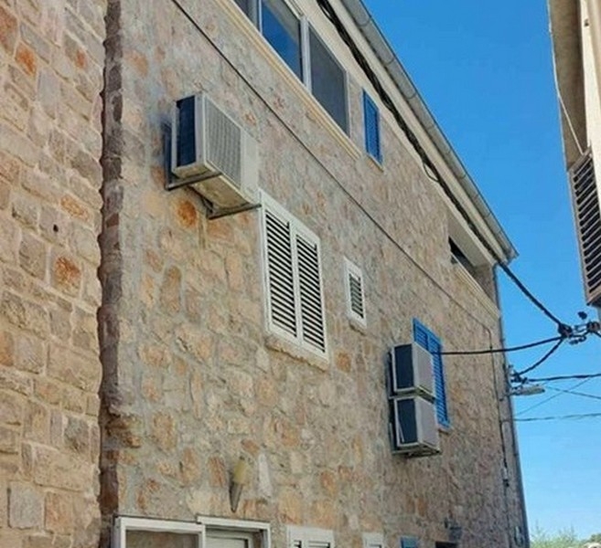 Stenfasad av hus i Tisno Kroatien