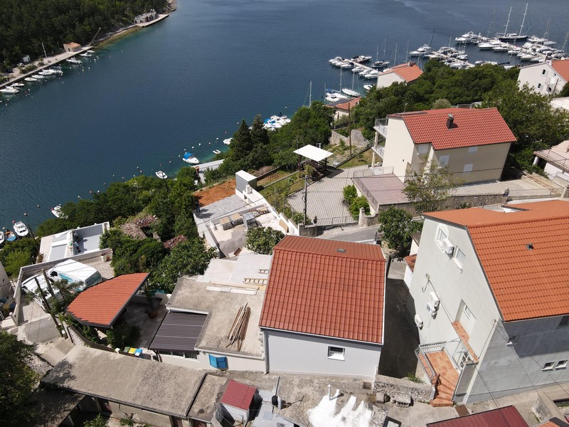 Hus vid havet i Jadranovo