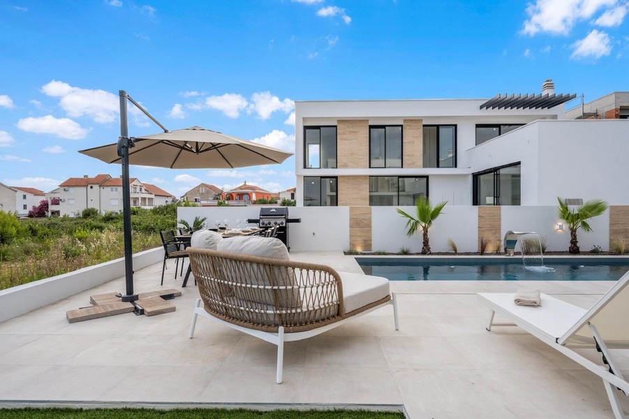 Modern villa med pool i Tribunj, Kroatien till salu.