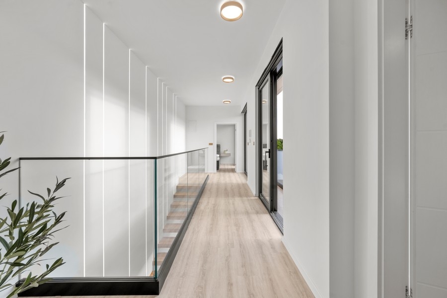 Galleri på övervåningen med glasräcken