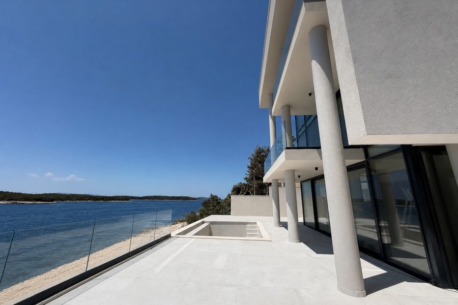 Takterrass med grund pool och havsutsikt