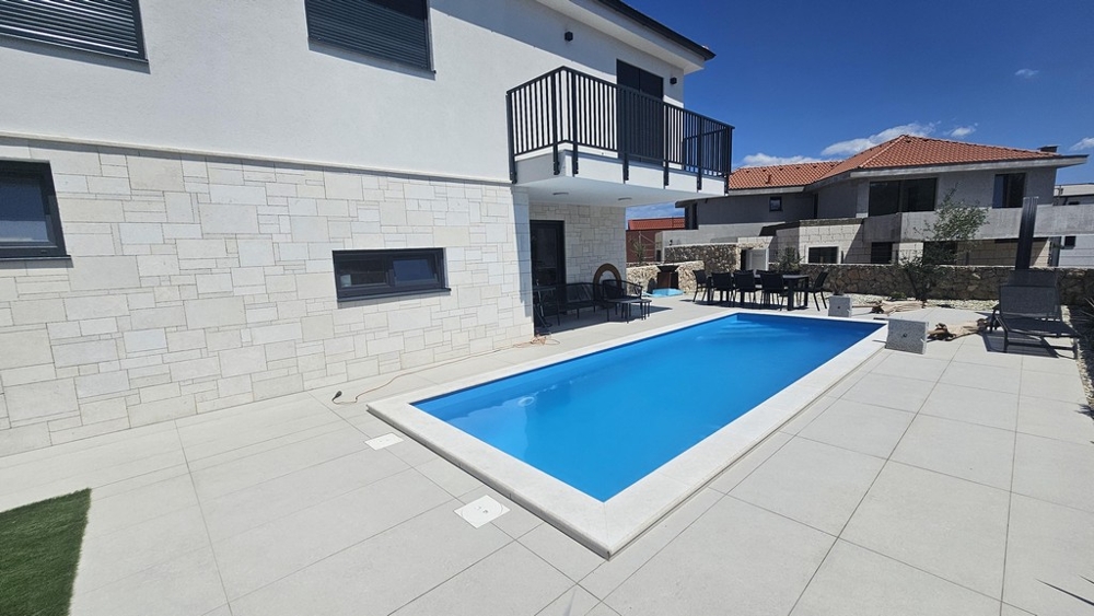 Köp ett hus med pool i Kroatien - H4077.
