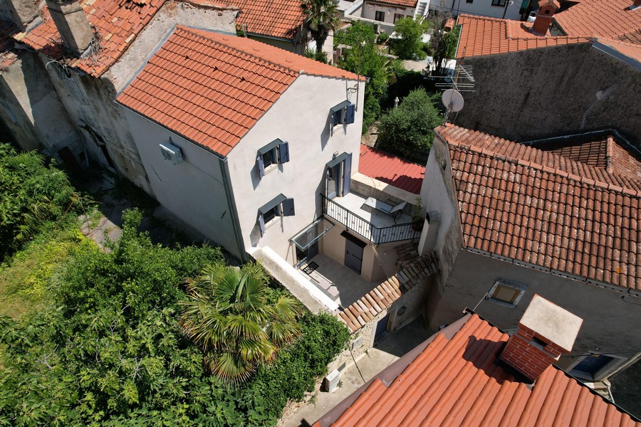Flygfoto över stenhuset mitt i den gamla staden Krk