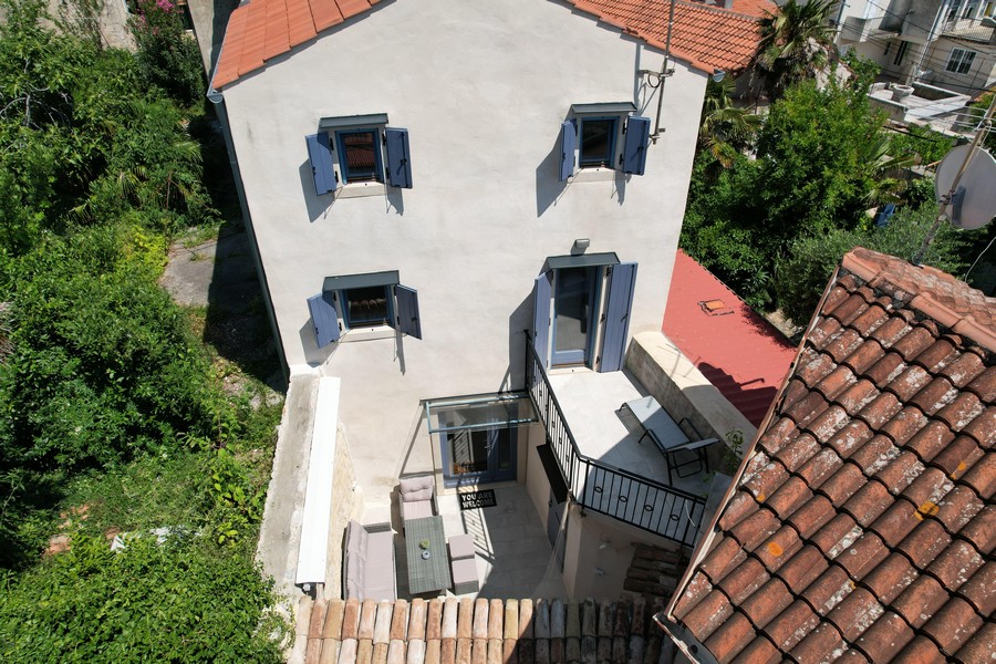 Utsikt från ovan av terrassen och balkongen i stenhuset i Krk
