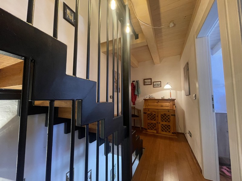 Trappa med metallräcken och hall på övervåningen