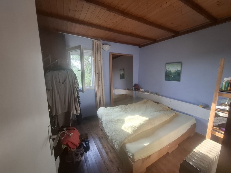 Sovrum med trätak i hus på ön Solta