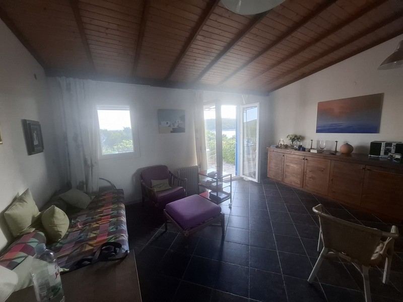 Vardagsrum med utgång till terrassen och utsikt över havet