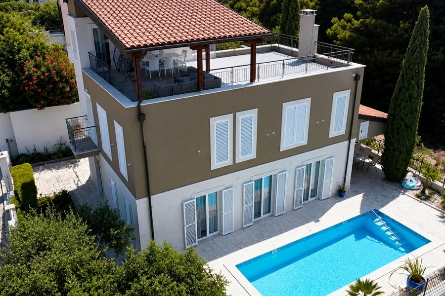 Flygfoto över villa med pool och takterrass på Brac