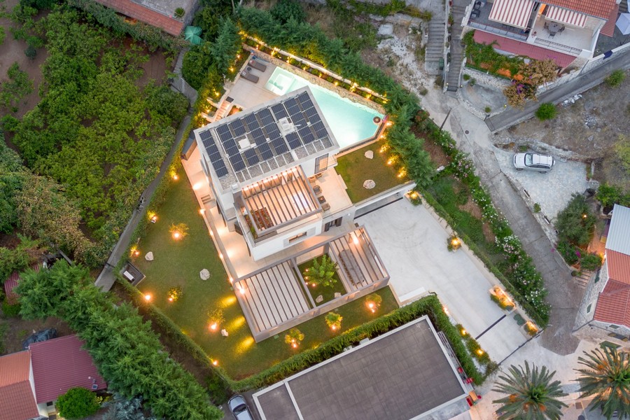 Flygfoto över villa med trädgård och pool - H4083