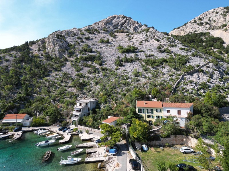 Vik med klart vatten och Velebit-bergen från ovan