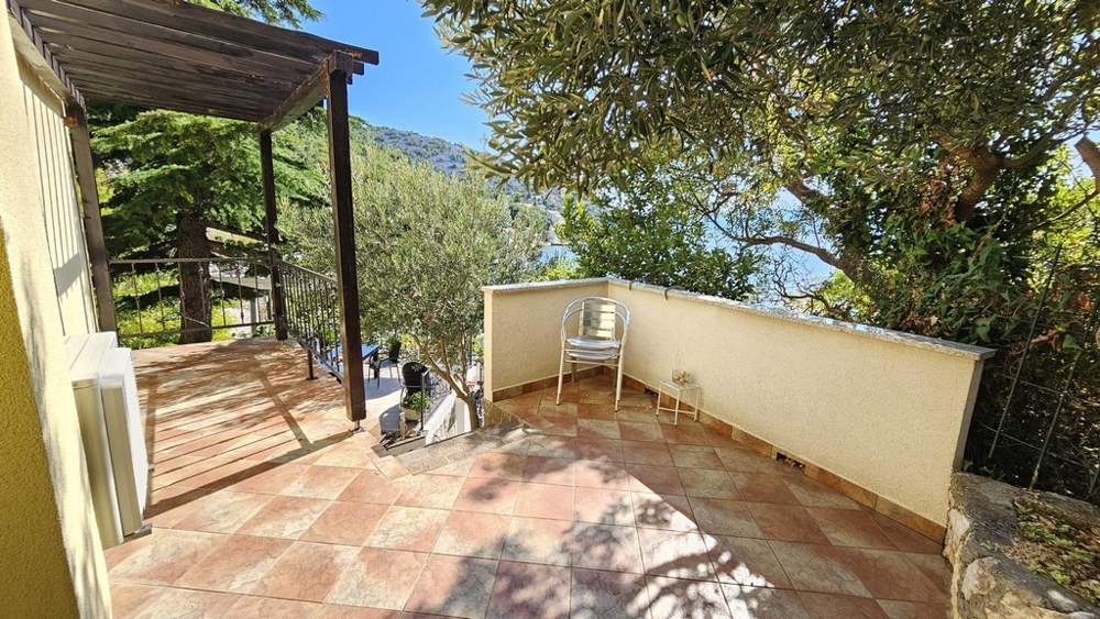 Övertäckt terrass med pergola