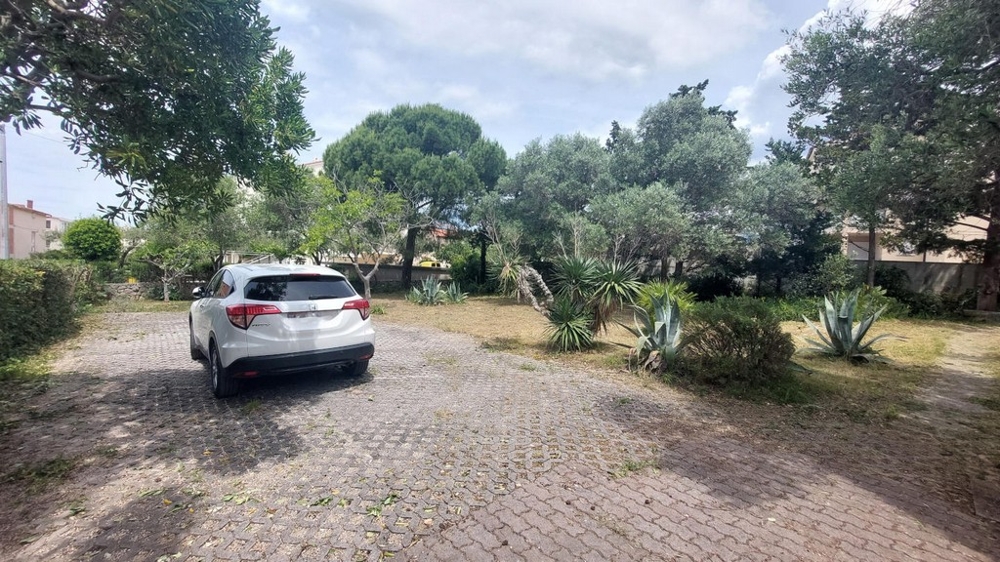 Asfalterad parkeringsplats och trädgård till huset i Novalja, H4086